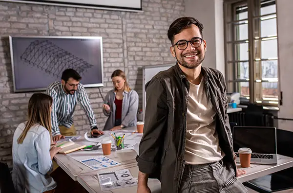 Jeune entrepreneur travaillant sur son projet dans un espace dédié à l’aide à la création d’entreprise en Savoie.